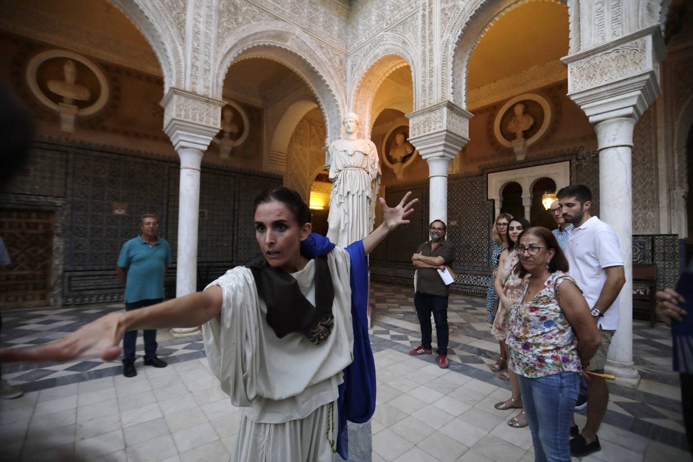 El Antiquarium, los museos de las hermandades, la casa-palacio de la condesa de Lebrija, una noche bailando swing en las Setas o una ruta teatralizada por Sevilla hicieron las delicias del público en esta noche mágica