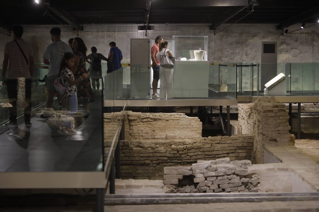 El Antiquarium, los museos de las hermandades, la casa-palacio de la condesa de Lebrija, una noche bailando swing en las Setas o una ruta teatralizada por Sevilla hicieron las delicias del público en esta noche mágica