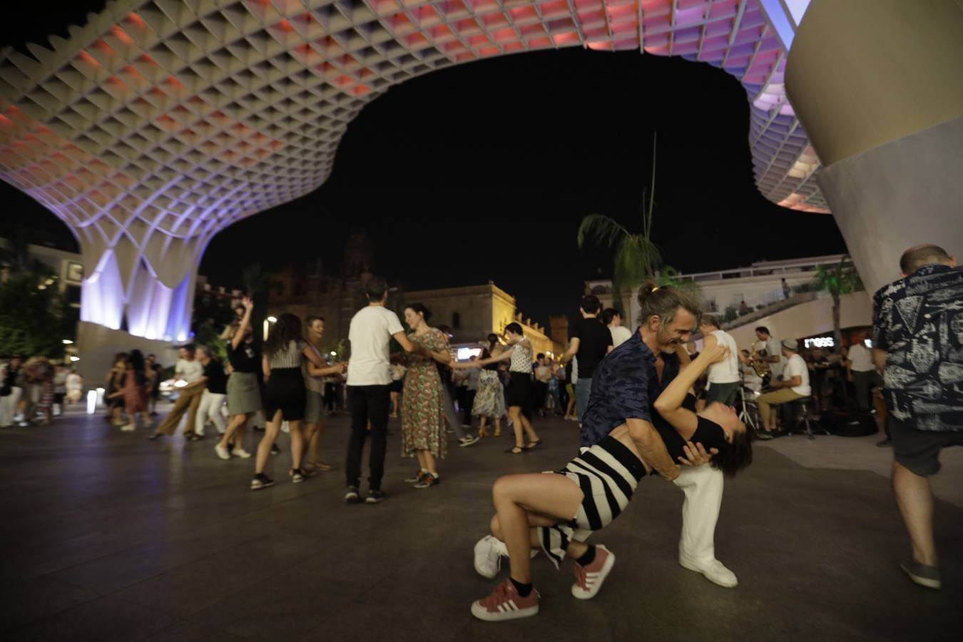 El Antiquarium, los museos de las hermandades, la casa-palacio de la condesa de Lebrija, una noche bailando swing en las Setas o una ruta teatralizada por Sevilla hicieron las delicias del público en esta noche mágica