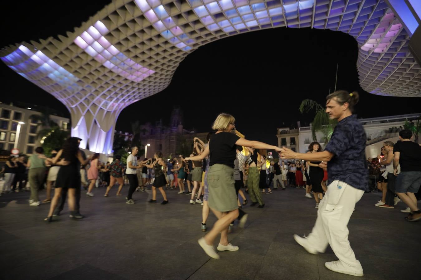 El Antiquarium, los museos de las hermandades, la casa-palacio de la condesa de Lebrija, una noche bailando swing en las Setas o una ruta teatralizada por Sevilla hicieron las delicias del público en esta noche mágica