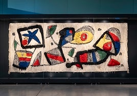 Un tapiz de Miró de gran formato se expone en CaixaForum Sevilla tras su restauración