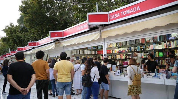 En la Feria del Libro de Sevilla 2023 participarán nombres como Sara Mesa, Isabel Coixet o Fernando Aramburu