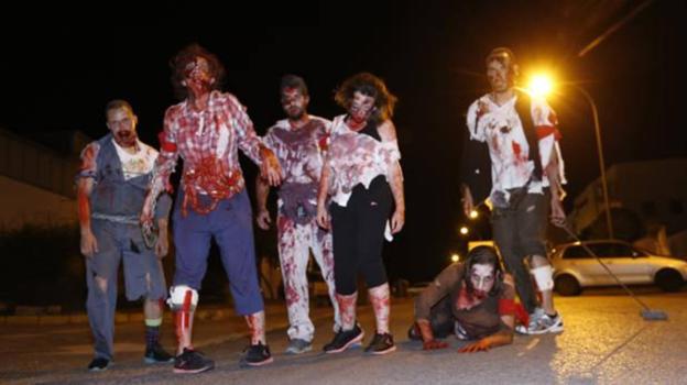 Gente disfrazada de zombie en Mairena del Aljarafe