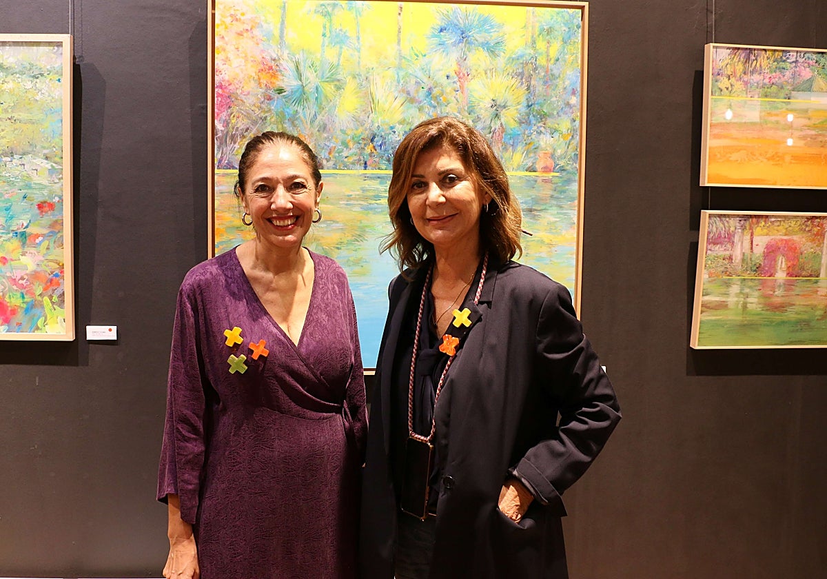 María Bejarano con la galerista de Espacio EXZéntrico, Inmaculada Puchal