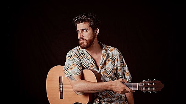 Ricardo Moya es un artista que está muy influenciado por la escena de rock argentina