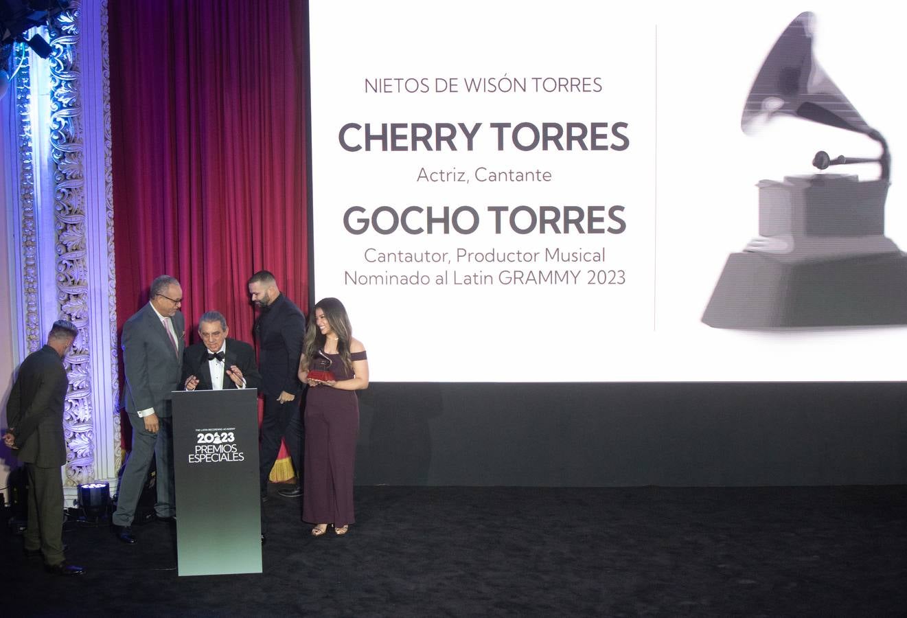 La alfombra roja de la gala a la Excelencia Musical de los Latin Grammy 