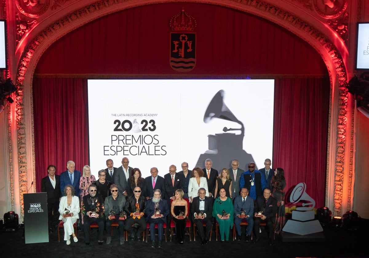 Los galardonados en una foto de familia tras finalizar la gala este domingo en Sevilla