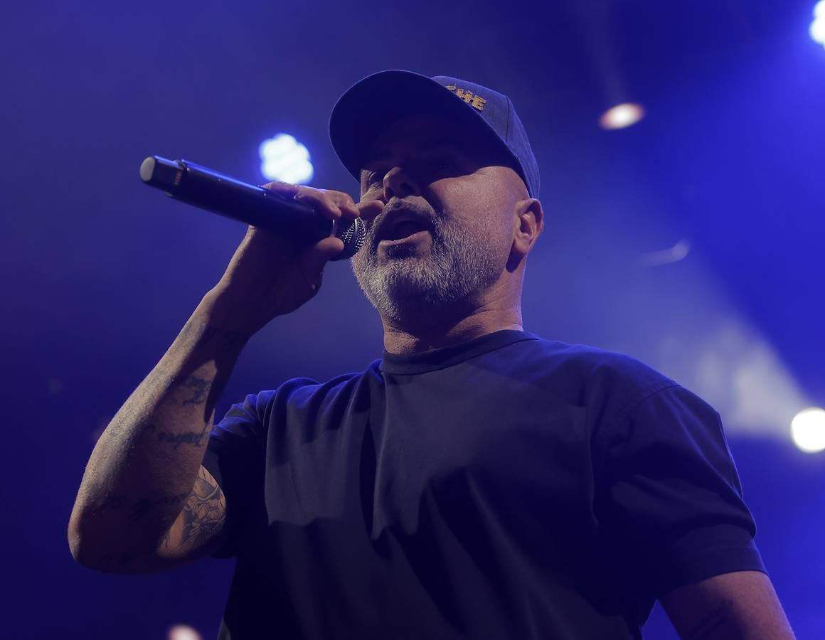 El cantante deleitó a su público en la Plaza de España de Sevilla