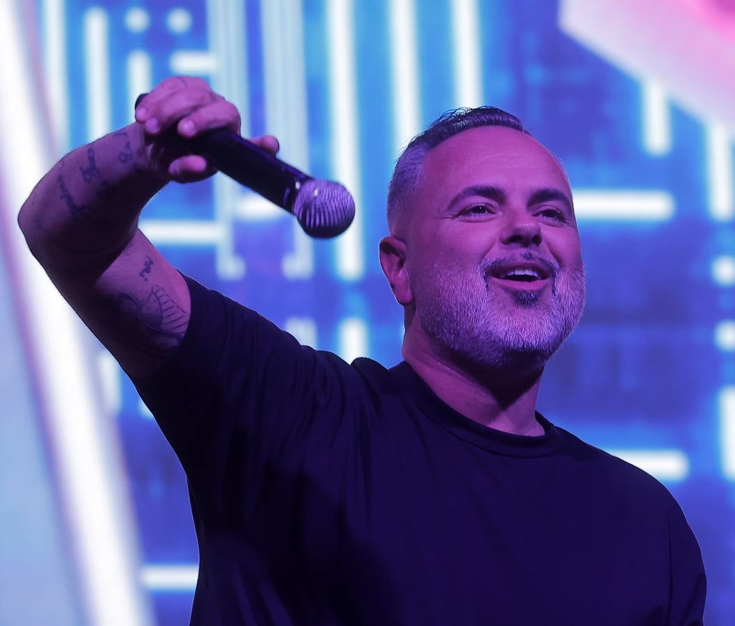 El cantante deleitó a su público en la Plaza de España de Sevilla