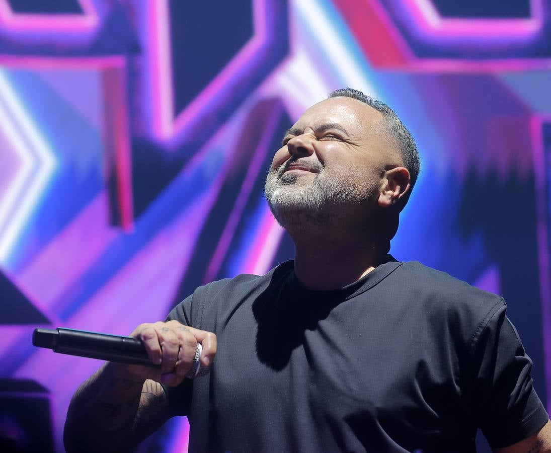 El cantante deleitó a su público en la Plaza de España de Sevilla