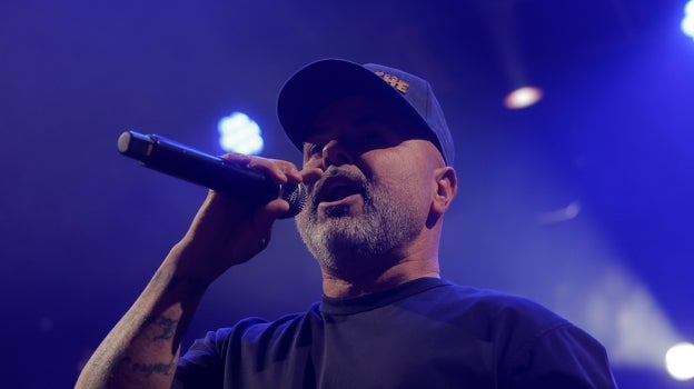 Juan Magán cantando en concierto