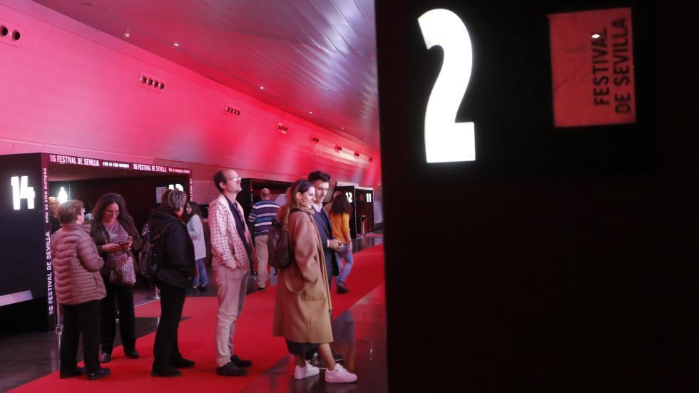 Espectadores aguardan para entrar a una de las proyecciones en los cines de Nervión Plaza