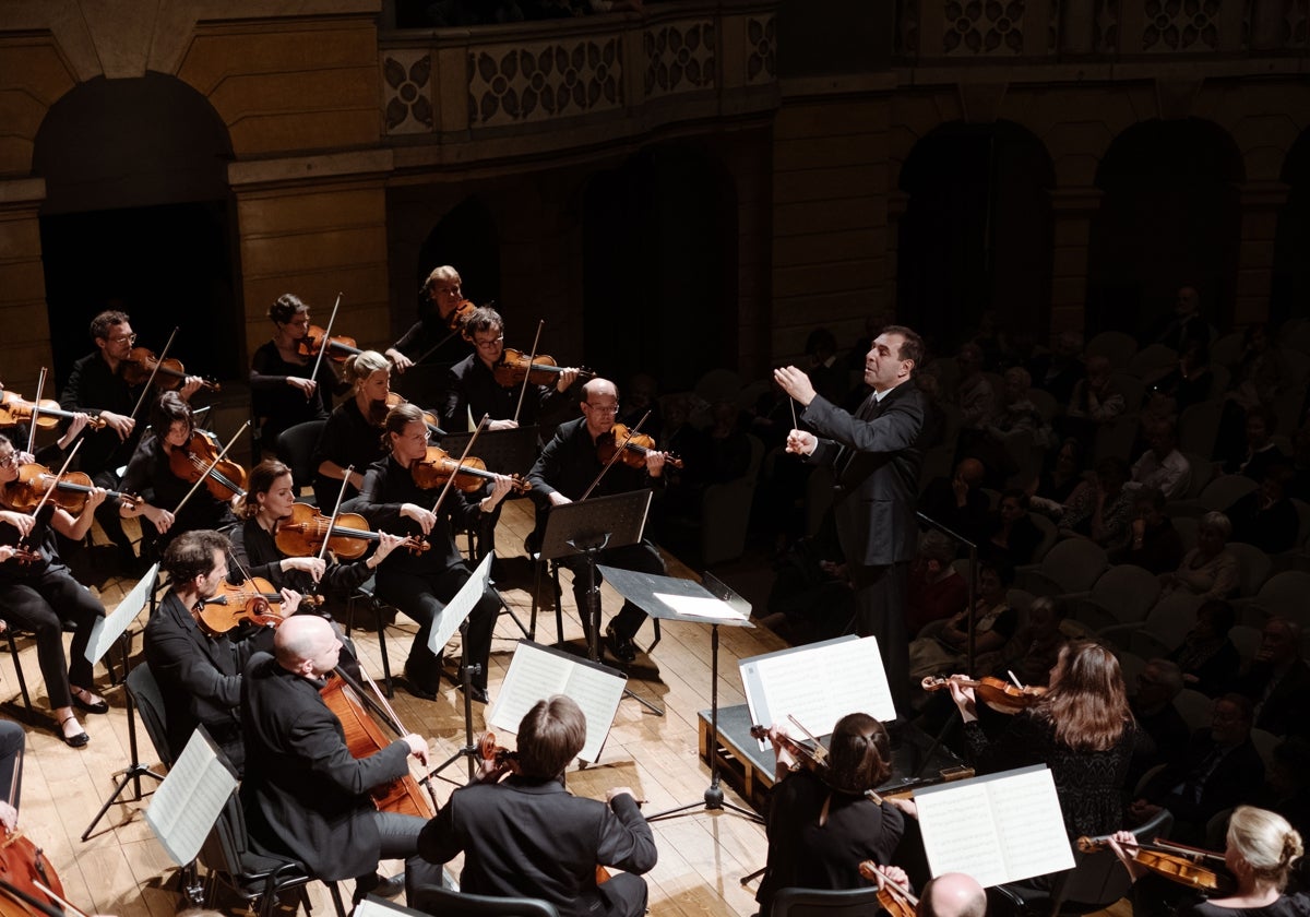 Daniele Gatti dirigiendo a la Mahler Chamber Orchestra