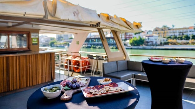 Platos en uno de los barcos que recorre el río Guadalquivir en Sevilla