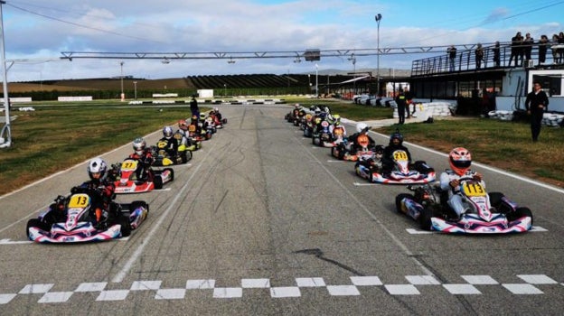 Varios karts en los puestos de salida, antes de comenzar el circuito