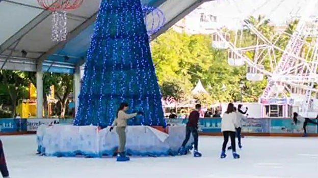 El Muelle de las Delicias vuelve a ser un punto de atracción en fechas navideñas con la instalación del parque temático 'Sevilla on ice'