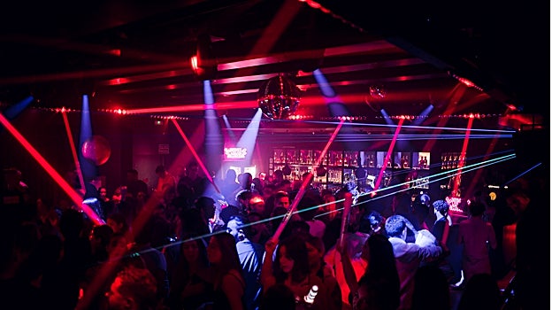 Fiesta en la discoteca Uthopia