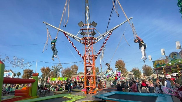 Pista de patinaje, montaña rusa y un buen número de atracciones dan vida en Dos Hermanas a 'Navidad Park'