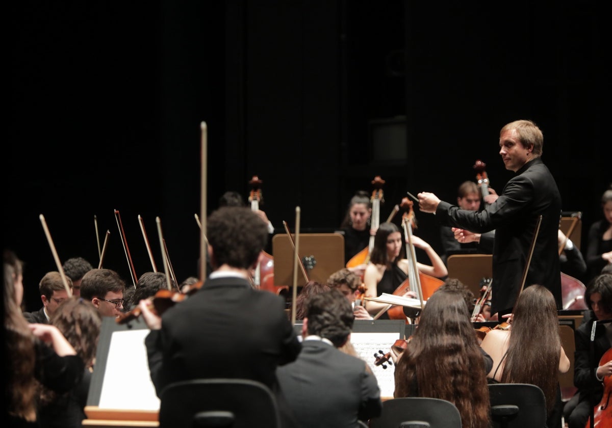 Vasily Petrenko dirigiendo a la Orquesta Barenboim-Said