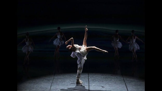 Escena del espectáculo de 'el lago de los cisnes'