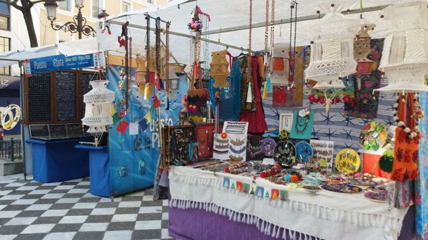 Dos puestos del mercadillo de la Plaza del Duque