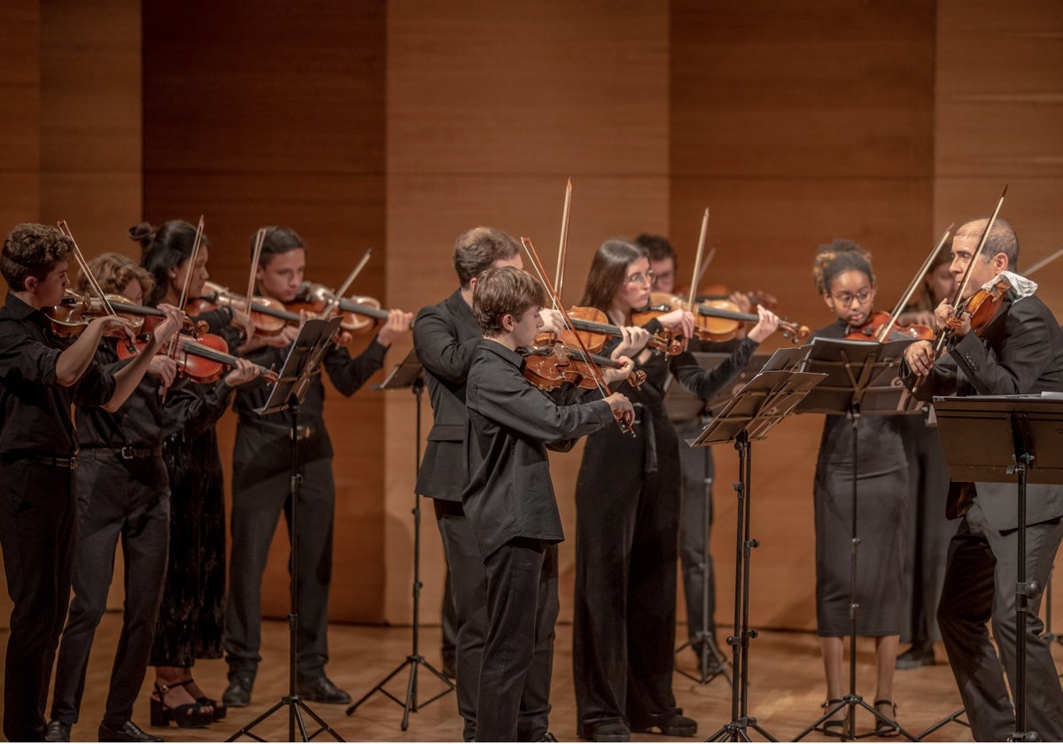 La Joven Orquesta Barroca de Sevilla durante el concierto, con el joven violinista Eduardo Cornago en el centro