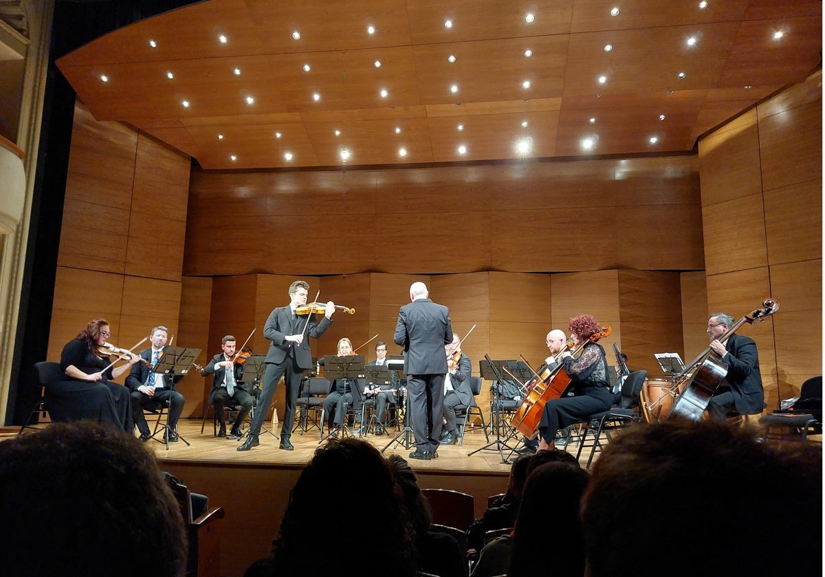 Un momento del concierto de la Orquesta Bética de Cámara con el violista Álvaro Castelló
