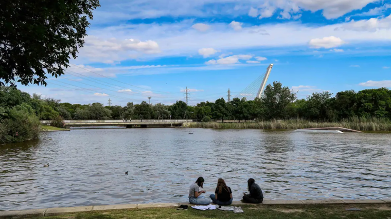 Imagen de una de las zonas del Parque del Alamillo, una de los grandes espacios verdes de Sevilla