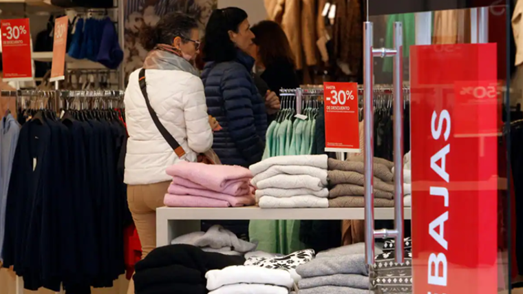 Una tienda del centro de Sevilla con los carteles que anuncian las rebajas