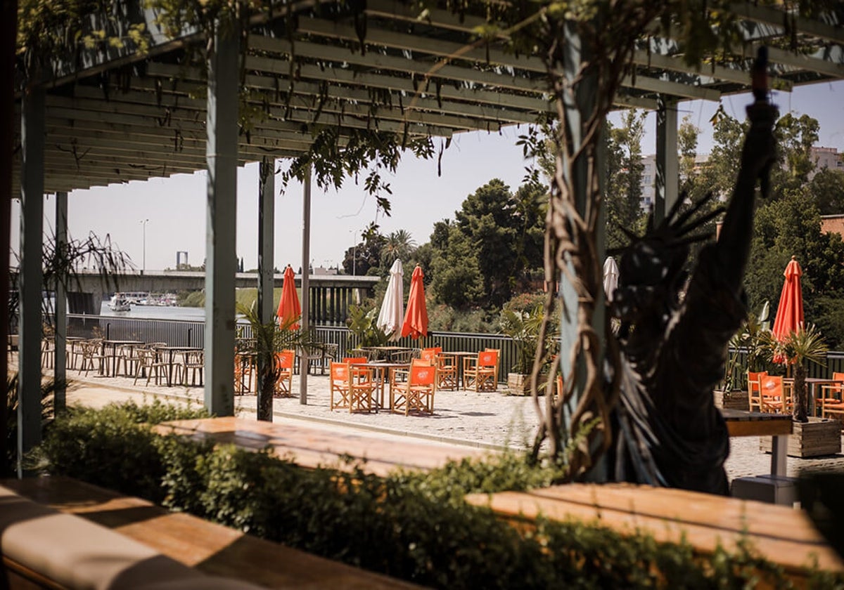 La terraza del Muelle de Nueva York, una opción para pasar un día de buen tiempo en Sevilla