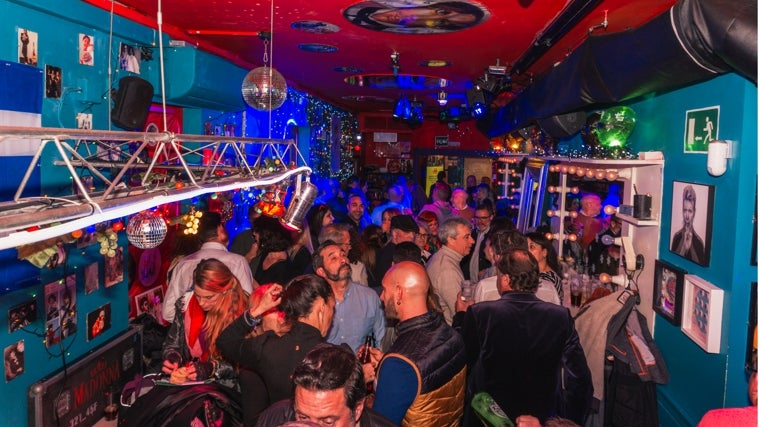 Noche de fiesta en '1987 Bar'
