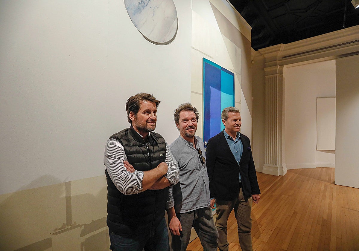 Ángel Alén, Miki Leal y Norberto Gil en una de las salas de la exposición 'Fala,fala'