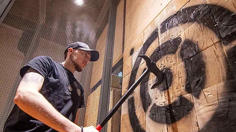 Fran Muñoz, encargado del local de Sevilla, hace una demostración