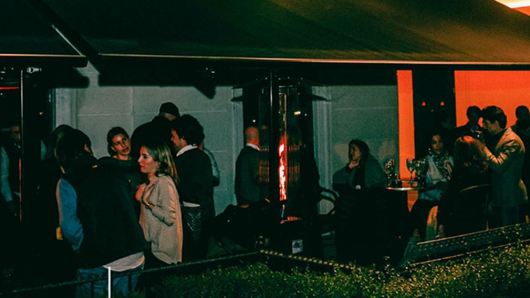 Ambiente nocturno en la terraza de 'Dadá'