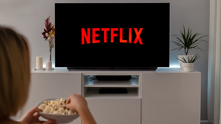 Imagen de archivo de una persona viendo Netflix en la televisión