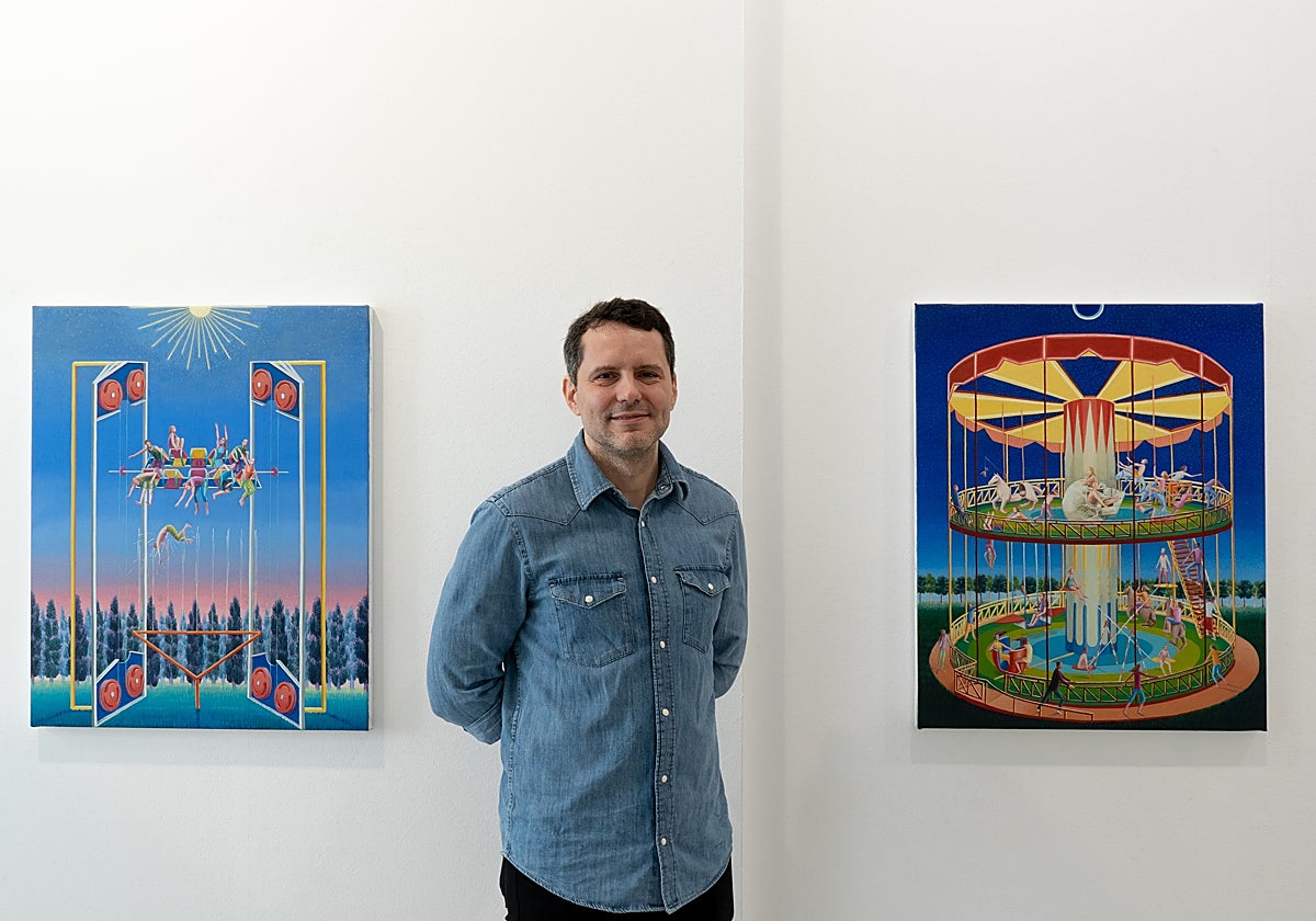 El pintor Simón Arrebola ante sus obras en la exposición de la galería Birimbao