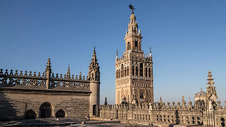 Imagen de la Giralda desde las cubiertas de la Catedral
