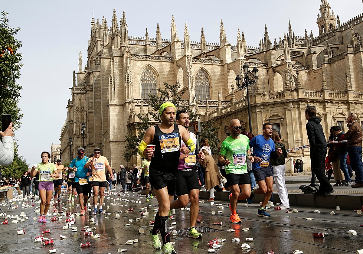 Corredores del Zurich Maratón de Sevilla 2023, a su paso por la Avenida de la Constitución