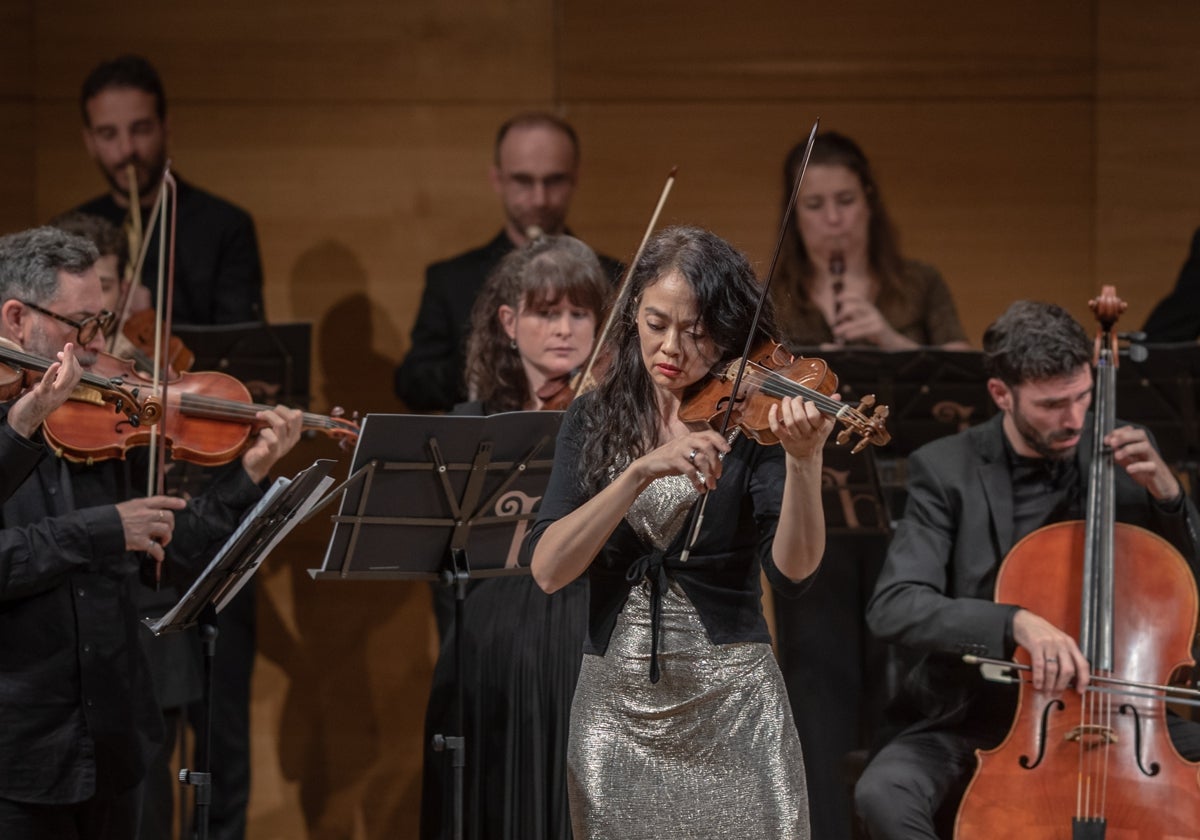 La violinista Midori Seiler tocando con los músicos de la Orquesta Barroca de Sevilla