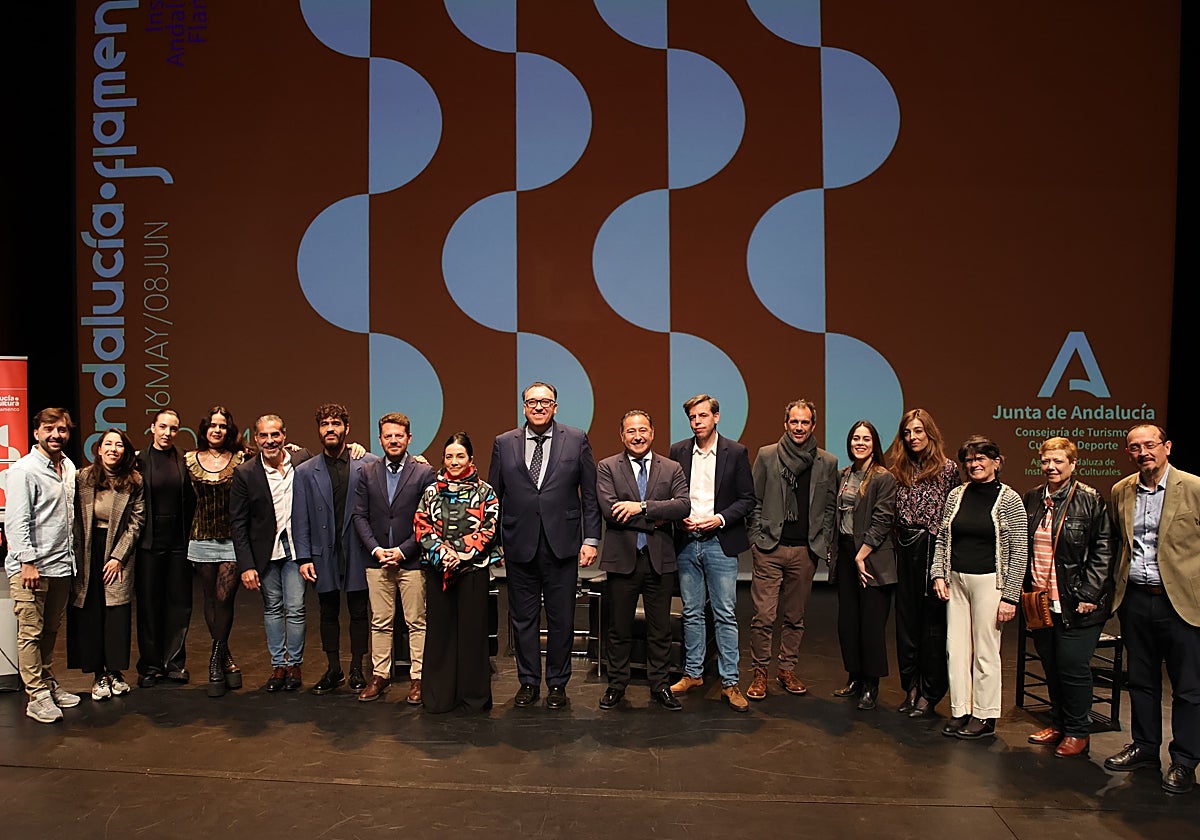 El consejero de Turismo, Cultura y Deportes con los artistas, Eva Yerbabuena, Josélito Acedo, Patricia Guerrero, Angeles Toledano, Ana María Morales, Macarena López, Pedro el Granaíno que intervienen en el ciclo flamenco.