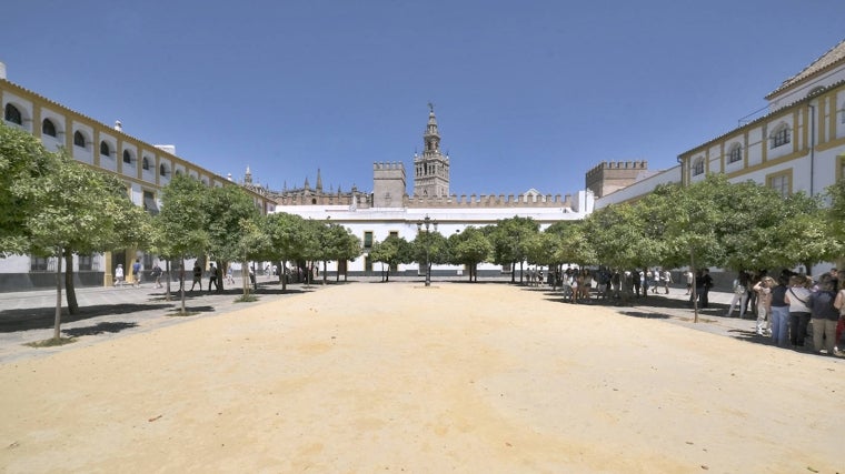 Patio de Banderas, situado dentro de las murallas del Alcázar