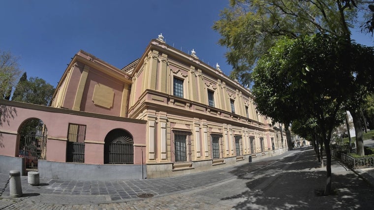 Fachada del Museo de Bellas artes y plaza del Museo