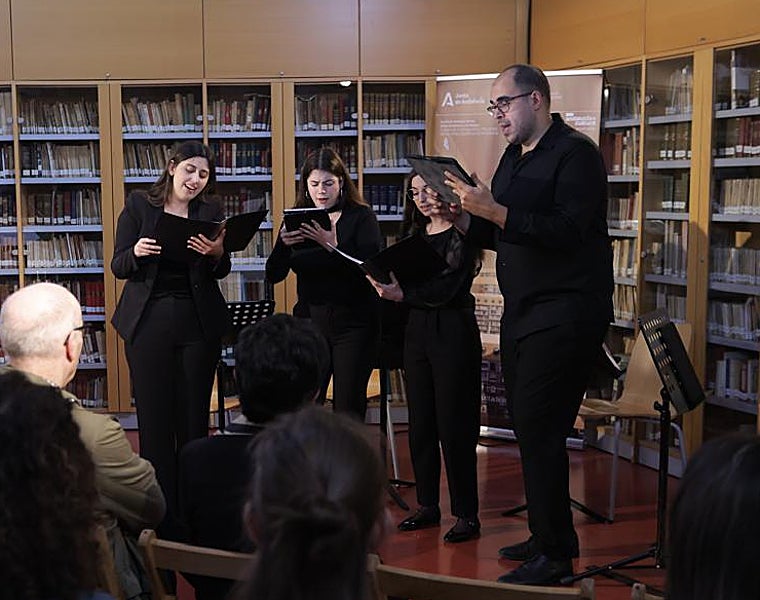 Cuatro miembros del Joven Coro de Andalucía durante el acto