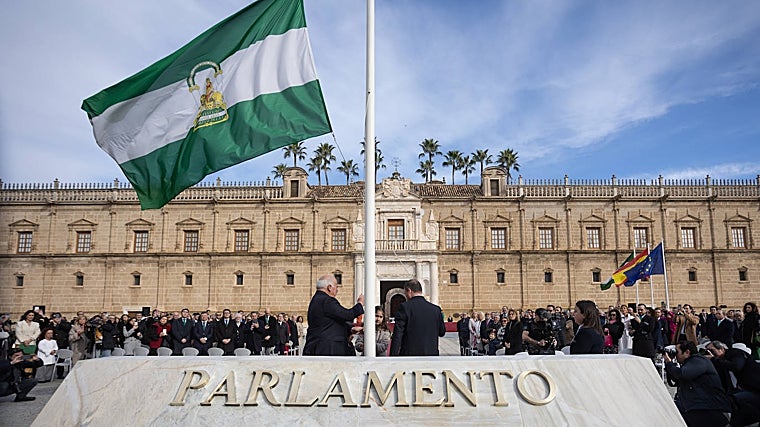 Izado de la bandera en la fachada principal del Parlamento