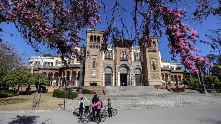 Personas haciendo una ruta en bicicleta por la Plaza de América