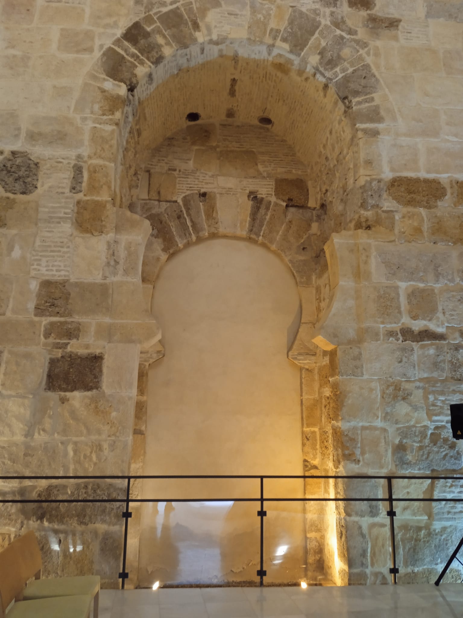 Parte de la primitiva puerta taifa del siglo XI de acceso al recinto del Alcázar