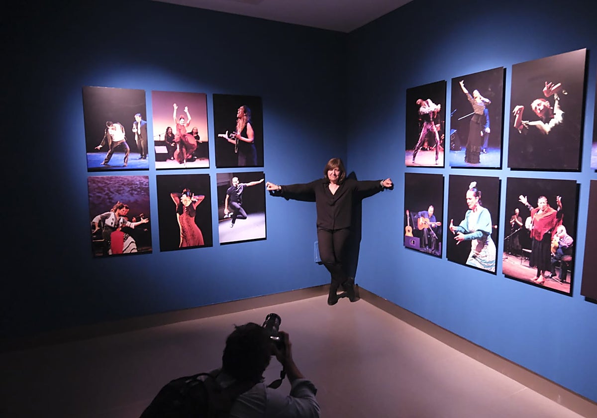 Remedios Málvarez , cineasta y fotógrafa, delante de las obras de la exposición 'Gloria bendita'