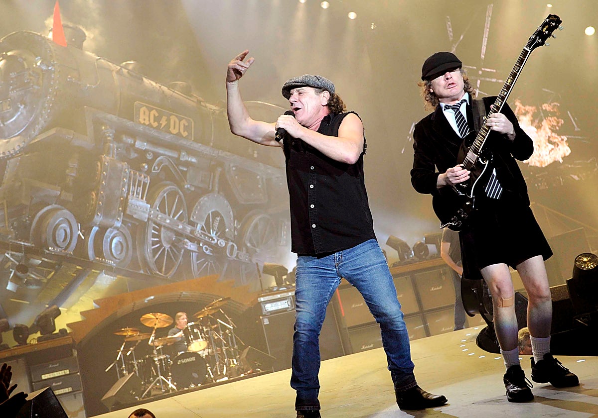 Brian Johnson y Angus Young, de AC/DC, durante un concierto en España