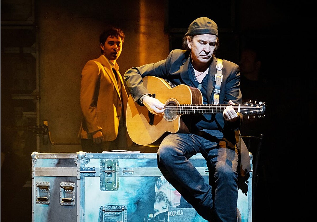 Álvaro Urquijo y al fondo el actor que interpreta a Enrique Urquijo