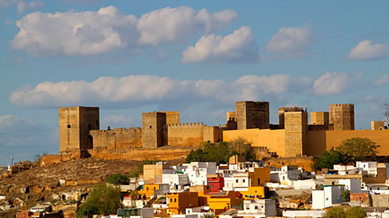 Imagen del castillo de Alcalá de Guadaíra, uno de los pueblos cercanos a Sevilla donde realizar una escapada en primavera